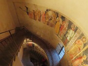 54 Museo del Tesoro di Santa Maria Maggiore, scala di salita con antichi affreschi